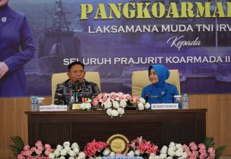 Laksda TNI Irvansyah saat memberikan pengarahan seluruh prajurit (13892)