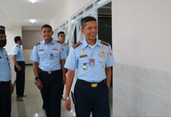 Danlanud Husein Sastranegara Kolonel Pnb I Gusti Putu Setia meninjau Madrasah Al-Mu'minun usai peresmian 
