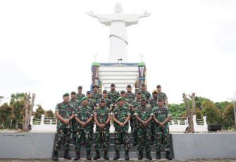 Foto bersama Pangdam Kasuari 