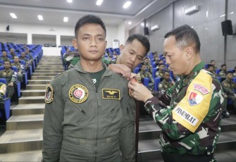 Danlanud Iswahjudi Marsekal Pertama TNI Irwan Pramuda saat menyematkan latihan Survival Dasar
