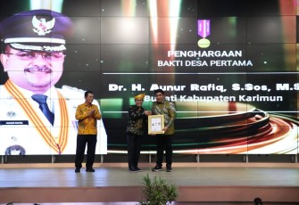 Gus Halim saat memberikan piagam penghargaan 