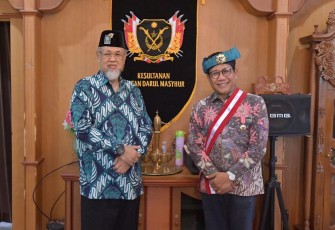 Abdul Halim Iskandar Mendapat Gelar Dato Sri Adi Guna Krama dari Kesultanan Bintan Darul Masyhur di Tanjung Pinang, Kamis (2/2/2023)
