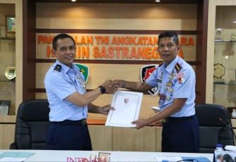 Danlanud Husein Sastranegara Kolonel Pnb I Gusti Putu Setia menerima hasil Wasrikap Koopsud I dari Marsma TNI Ir Yudy Mandega R