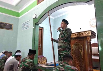 Sholat jumat di masjid At Taqwa Makorem 073/Mkt 