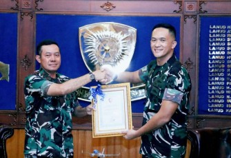 Pangkoopsud I Marsda TNI Bambang Gunarto saat memberikan penghargaan Danlanud BNY Lampung 