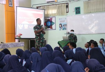 Dandim 0805/Ngawi Letkol Inf Adi Wirawan saat memberikan pembekalan bela negara 