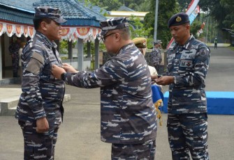 Kasal Laksamana TNI Muhammad Ali saat menerima Brevet Kehormatan Arsenal