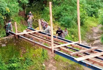 Anggota Koramil membaur dengan masyarakat bangun jembatan