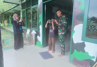 Semangat belajar anak-anak perbatasan dengan teropong prajurit TNI 