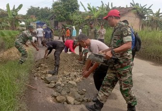 Pengurukan jalan desa wilayah binaan 