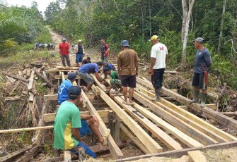 Bangun jembatan antar desa di perbatasan 