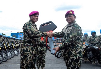 Kasal saat menerima Alpalhankam dari Menhan Prabowo Subianto 