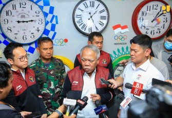 Menteri PUPR Basuki Hadimuljono saat memberikan keterangan pers usai dikukuhkan sebagai Ketua Kontingen Indonesia di Asian Games XIX di Hangzhou 2023