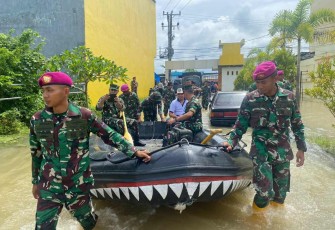 Prajurit Lantamal VI Makassar evakuasi warga korban banjir