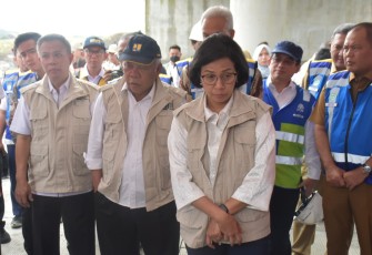 Menteri Keuangan Sri Mulyani Indrawati dan Menteri PUPR Mochamad Basuki Hadimoeljono saat melakukan kunjungan kerja di Kantor PT Adhi Karya, Ngasem, Colomadu, Karanganyar, Senin (27/2/2023).