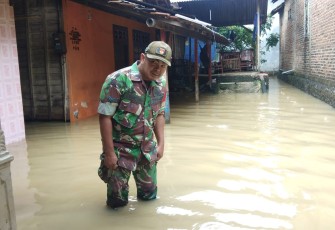 Sertu Suharsono saat monitoring banjir di Dukuh Ngantru