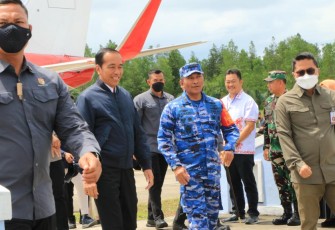 Danlanud Anang Busra Kolonel Pnb Bambang Sudewo ketika menyambut presiden Jokowi 