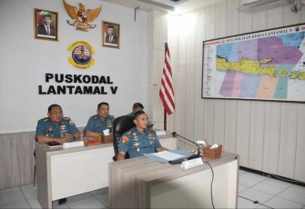 Danlantamal V Laksamana Pertama TNI Supardi saat mengikuti KBN secara virtual di Surabaya 