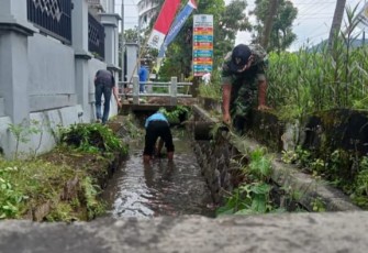 Pembersihan selokan di wilayah binaan