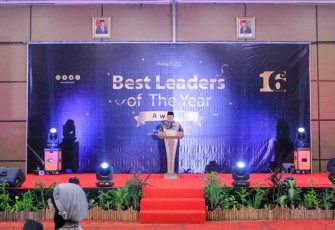 Bupati Pasaman H. Benny Utama saat Dianugrahi Sebagai "Best Leader Of The Year Award"