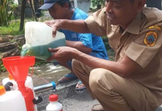 Kadus Mianto menyiapkan insektisida untuk pelaksanaan fogging
