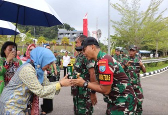 Dansatgas Yonif 645/Gty Letkol Inf Hudallah saat menyambut Ketum Persit KCK Ny. Rahma Dudung Abdurachman 