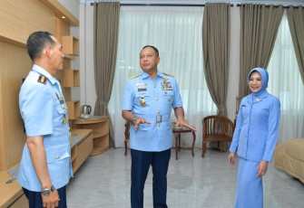 Kasau Marsekal TNI Fajar Prasetyo bersama Danlanud Husein Sastranegara Kolonel Pnb Ardi Syahri meninjau fasilitas Mess Wira Angkasa 