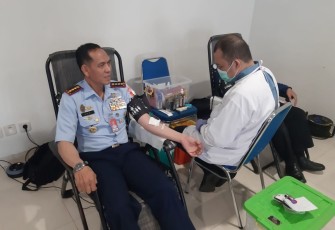 Danlanud Husein Sastranegara Kolonel Pnb Ardi Syahri ketika donor darah di terminal keberangkatan bandara Husein Sastranegara Bandung, Rabu (8/3)