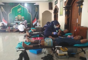 Pelaksanaan donor darah di serambi Masjid Darul Muttaqin, Dusun Pulosari, Kaliboto, Mojogedang, Jumat (10/3/2023) siang, dalam rangka peringatan Haul Eyang Abdullah Fatah.