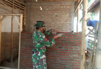 Bangun rumah warga desa binaan 