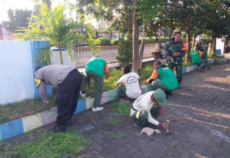 Kerja bakti warga desa binaan 