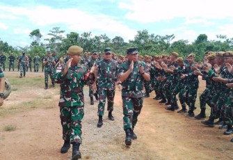 Pangkogabwilhan I Laksda TNI Irvansyah saat mengunjungi Makotis Satgas Yonarmed 19/105 Trk Bogani di perbatasan 