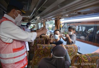 Menhub Budi Karya Sumadi saat tinjau penumpang bus