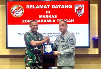 Danlanudal Manado saat menerima cenderamata 