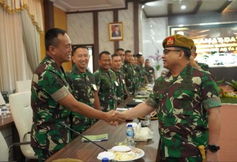 Danmenarmed 2 Kostrad Kolonel Arm Joko Setiyo Kurniawan berjabatan tangan dengan Danpussenamed Mayjen TNI Yudhy Chandra Jaya di Cimahi Bandung, Selasa (14/3)