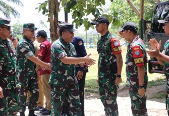 Pangkogabwilhan I Laksda TNI Irvansyah saat mengunjungi Makotis Satgas Yonif 645/Gty di perbatasan 