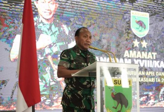 Pangdam XVIII/Kasuari Mayjen TNI Gabriel Lema saat apel dansat