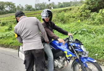 Antisipasi Kejahatan Dijalan, Polsek Sindang Kelingi Gelar Razia Senpi Dan Sajam