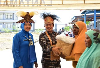 Pangkoarmada III Laksda TNI Agus Hariadi memberikan santunan ke warga