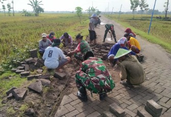 Pasang paving jalan bersama warga binaan