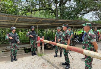 Panglima TNI Laksamana Yudo Margono saat mengunjungi Makotis Satgas Yonif 645/Gty