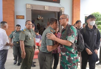 Danrem 163/WS saat melepas keberangkatan Brigjen TNI Choirul Anam 