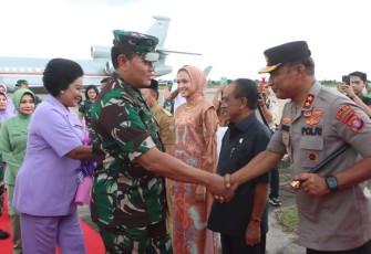 Kapolda Kalteng Irjen Pol Drs Nanang Avianto saat menyambut kedatangan Panglima TNI Laksamana TNI Yudo Margono 