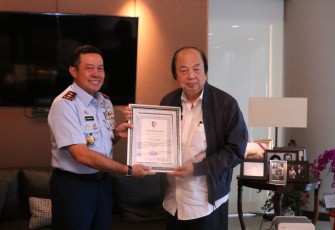 Pangkoopsud I Marsda TNI Bambang Gunarto saat memberikan penghargaan
