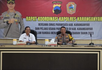 Wakapolres Karanganyar Kompol Purbo Adjar Waskito dan Kepala Disparpora Karanganyar Hari Purnomo, memberikan paparan saat rapat koordinasi bersama pengelola usaha pariwisata, di  Aula Wira Pratama I Polres Karanganyar, Jumat (31/3/2023).