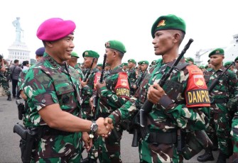 Dankodiklatal Letjen TNI (Mar) Suhartono saat melepas satgas pamtas 