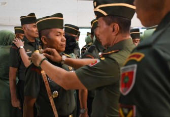 Pangdam XIV Hasanuddin Mayjen TNI Dr Totok Imam Santoso saat menyematkan kenaikan pangkat personel