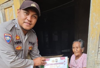 Senyum Lansia 71 Tahun Saat Terima Bansos dari Polsek Padang Guci Hulu