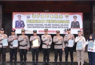 Kapolres, AKBP Imam Zamroni, SIK, MH, menyerahkan penghargaan ke sejumlah personel yang sudah berikan dedikasi terbaik, sehingga Polres Tapsel berhasil mencapai predikat Indikator Kinerja Terbaik