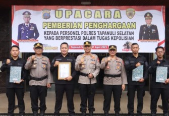 Plh Kasi Humas Polres Tapanuli Selatan (Tapsel), Briptu Erlangga Gautama Nasution, SH, kembali sukses meraih penghargaan dari Kapolres, AKBP Imam Zamroni, SIK, MH.
